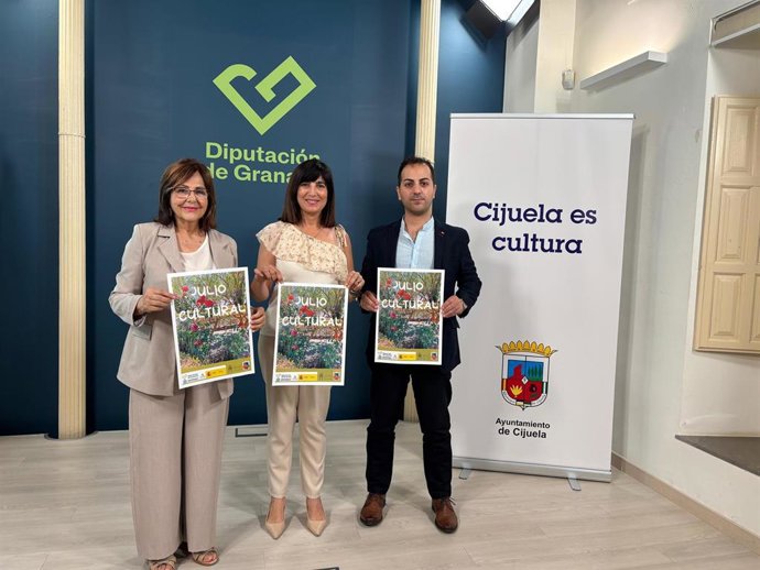 El primer teniente de alcalde de Cijuela, Juan Francisco Lizana, a la derecha en esta imagen de archivo de la presentación del Julio Cultural 2025 del municipio