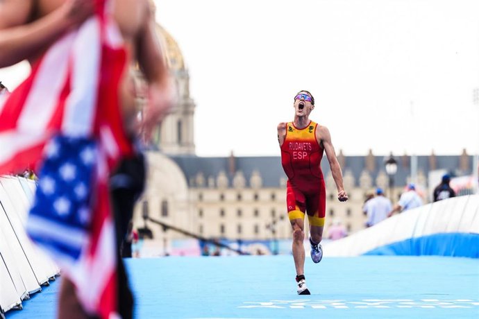 Archivo - Nil Riudavets celebrando su medalla de bronce en Paris 2024