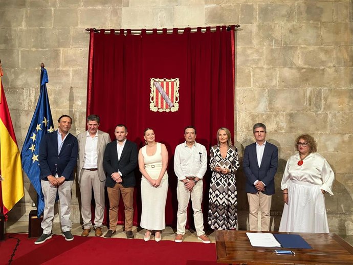 La presidenta del Govern, Marga Prohens, junto a consellers y representantes sindicales y empresariales.
