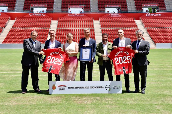 La presidenta del Govern, Marga Prohens, en la entrega de la certificación Residuo Cero en el Estadio Mallorca Son Moix