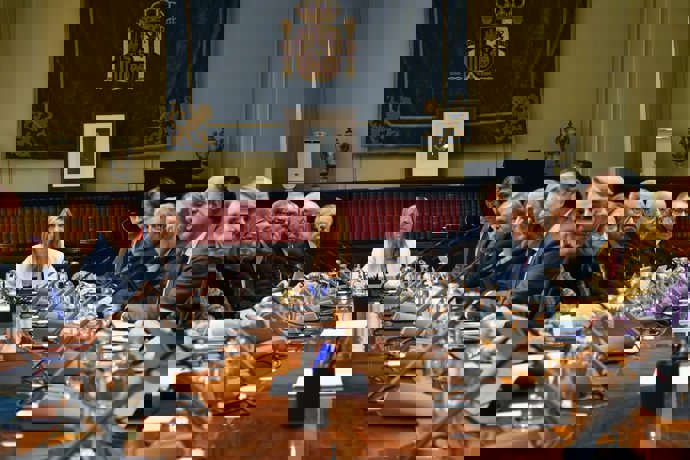 La presidenta del CGPJ, Isabel Perelló(c), durante el pleno extraordinario que celebra el Consejo General del Poder Judicial (CGPJ), en relación con la Disposición Adicional de la Ley Orgánica 3/2024, de 2 de agosto, a 5 de febrero de 2025, en Madrid 