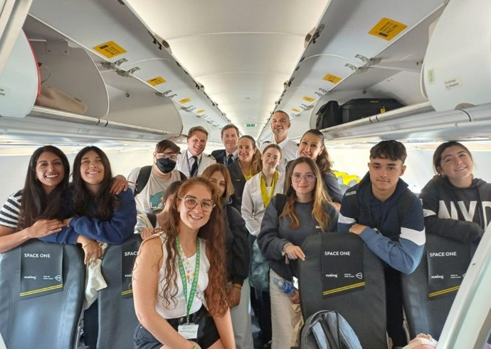 Archivo - Algunos de los jóvenes que participan en los campamentos de la Asociación Española Contra el Cáncer y han viajado con Vueling.