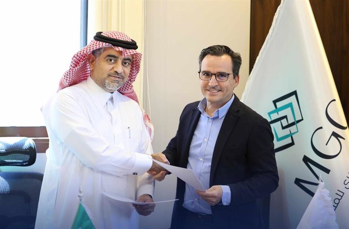 Saleh Al-Juhiman, director general adjunto de MGC, y David Garzón, subdirector de Operaciones de Lantania Agua, durante la firma del contrato