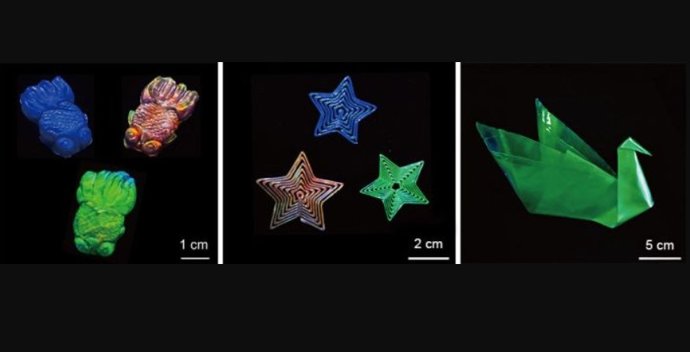 El nuevo plástico se puede moldear en figuras tridimensionales (izquierda), extruir mediante una impresora 3D (centro) o incluso doblar en un cisne de origami (derecha).