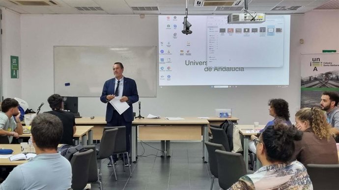 El coordinador y director de la Cátedra Santa Bárbara de la Universidad Internacional de Andalucía (UNIA), Domingo Carvajal, en los Cursos de Verano de la UNIA.