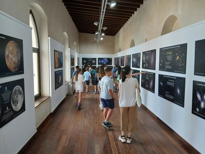 Un grupo de estudiantes visita la exposición ‘De la Tierra al Universo’.