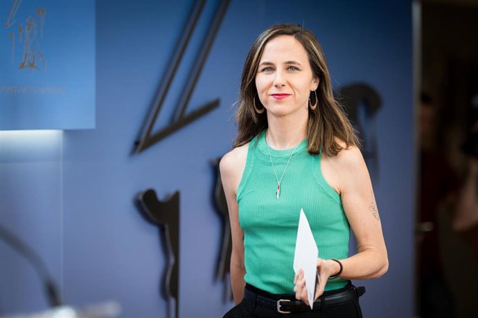 La secretaria general de Podemos, Ione Belarra,, durante una rueda de prensa en el Congreso de los Diputados, a 8 de julio de 2025, en Madrid (España).