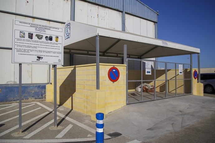 Punto limpio instalado en los recintos pesqueros por la Autoridad Portuaria de Cádiz.