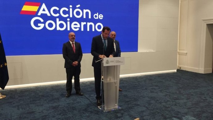 El ministro de Transportes, Óscar Puente, junto al delegado de Gobierno en Madrid, Francisco Martín.