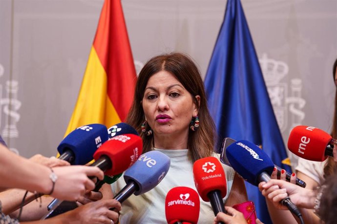 La ministra de Juventud e Infancia, Sira Rego, atiende a los medios de comunicación, en la sede del Ministerio de Juventud e Infancia, a 22 de julio de 2025, en Madrid (España).