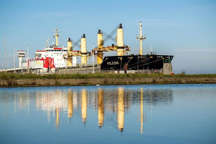 Archivo - Un barco en el puerto de Cuxhaven, en el norte de Alemania (archivo)