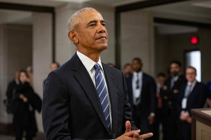 Archivo - Arquivo - 20 de janeiro de 2025, EUA, Washington: O ex-presidente dos EUA, Barack Obama, aguarda uma escolta até a Rotunda do Capitólio para a 60ª Posse Presidencial de Donald Trump, no Capitólio. Esta é apenas a segunda vez na história que a ce