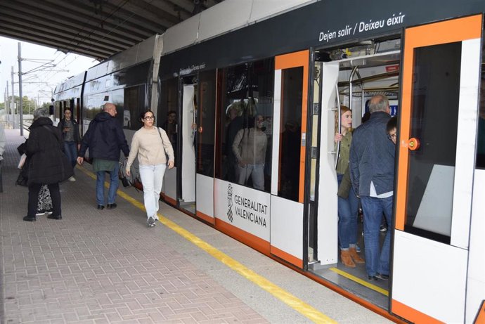 Archivo - Un tren del TRAM d'Alacant en una imagen de archivo