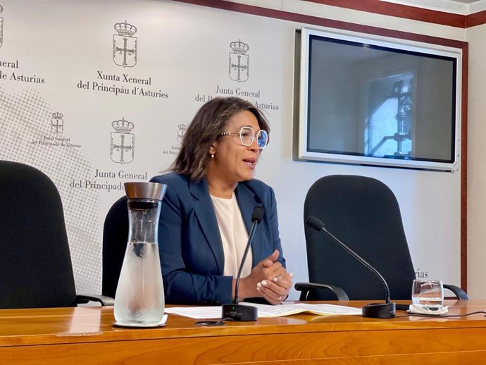 La diputada del PP de Asturias y portavoz de Fondos Europeos, Sandra Camino, en la Junta General.