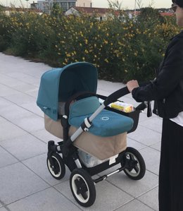 Archivo - Madre con bebé en un paseo en Santiago de Composetla