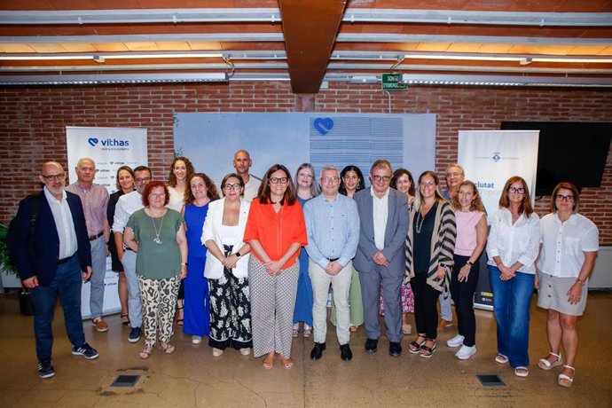 Los participantes en la firma del acuerdo.