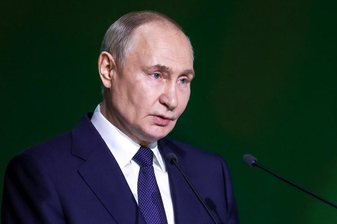 06 de julho de 2025, Rússia, Moscou: O presidente da Rússia, Vladimir Putin, discursa em uma sessão plenária como parte do fórum Tudo pela Vitória! da Frente Popular Russa no Centro Nacional da Rússia. Foto: Sergei Bulkin/TASS via ZUMA Press/dpa