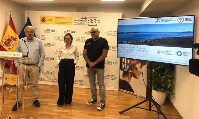 Archivo - La comisionada del Ciclo del Agua y Restauración de Ecosistemas del MITECO, Francisca Baraza, junto a Jesús García, responsable de la Oficina de Planificación de la CHS y el coordinador del Proyecto Belich del IEO, Juan Manuel Ruiz