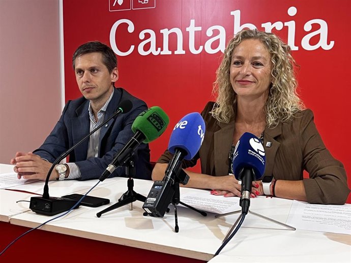 La vicesecretaria general y de Política Municipal del PSOE y alcaldesa de Castro Urdiales, Susana Herrán, y el secretario de Política Autonómica, Mario Iglesias, en rueda de prensa