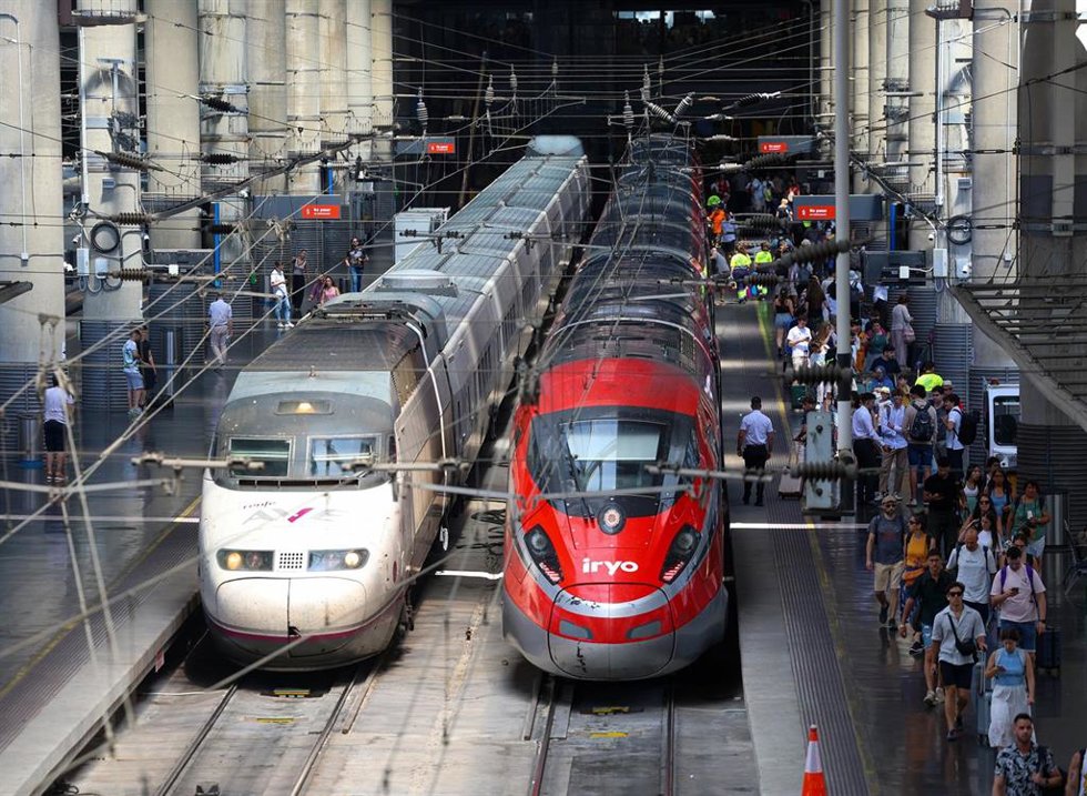 Pasajeros en la estación Puerta de Atocha - Almudena Grandes