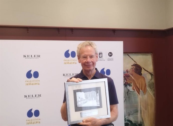 Bill Bruford con uno de los premios Donostiako Jazzaldia 2025