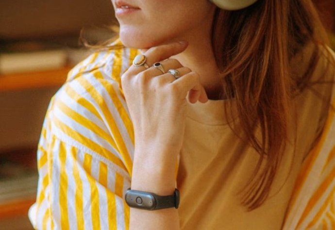 El 'wearable' de IA de la 'startup' Bee.