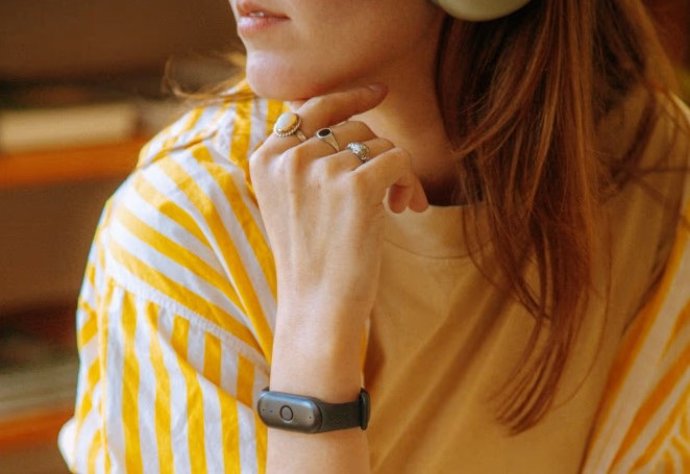 O wearable com IA da startup Bee.
