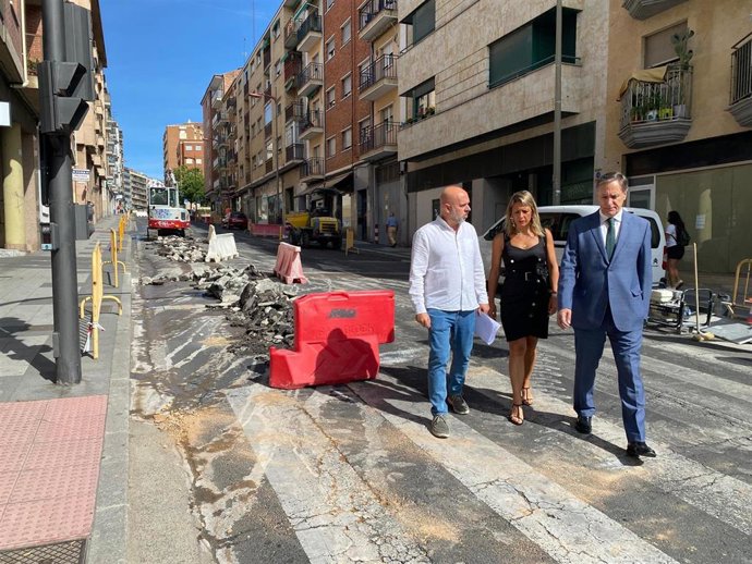 Carlos García Carbayo, junto a la concejala de Medio Ambiente, María José Coca, en la visita a las obras de Prosperidad.
