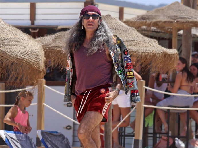 Mario Vaquerizo acapara todas las miradas en las playas de Cádiz con su  particular look de 'modelo'