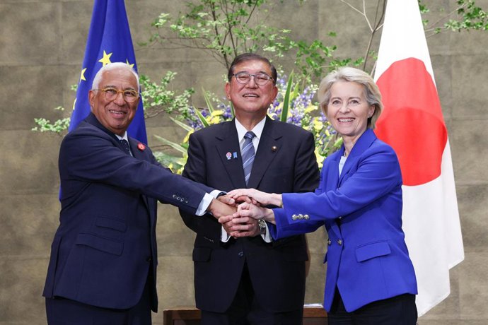 O presidente do Conselho, Antonio Costa, o primeiro-ministro japonês, Shigeru Ishiba, e a presidente da Comissão, Ursula von der Leyen, na cúpula em Tóquio.