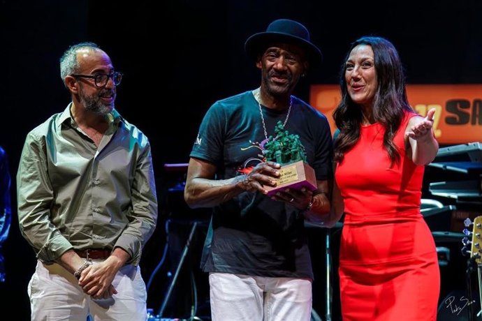 Imagen de la entrega del premio del Festival al bajista Marcus Miller