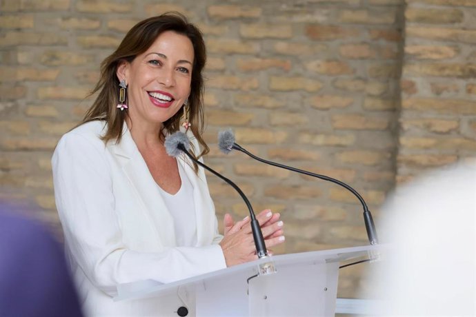 La alcaldesa de Zaragoza, Natalia Chueca, durane la pesentación del convenio con Orange y la Fundación Orange.