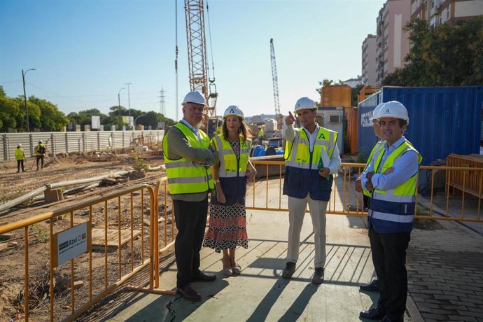 Visita de la consejera de Fomento y el alcalde de Sevilla a las obras de la línea 3 Norte del metro, correspondientes al segundo de los tramos, entre Los Mares y San Lázaro.