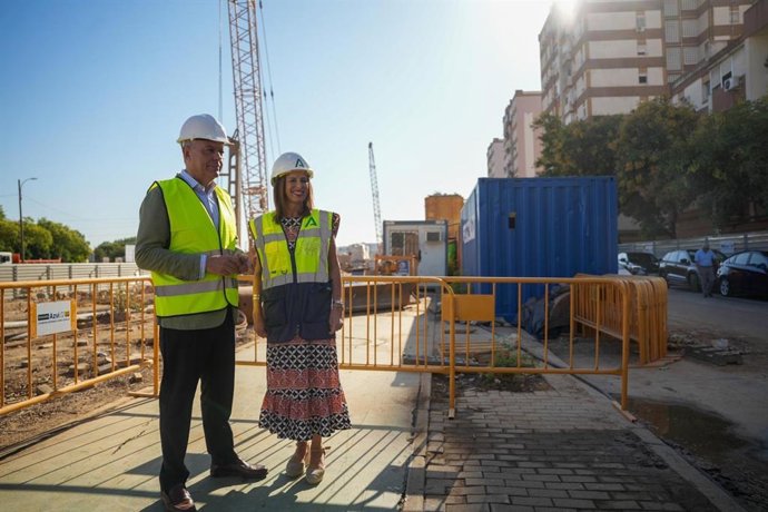 El alcalde de Sevilla, José Luis Sanz, y la consejera de Fomento, Rocío Díaz, en las obras de la Línea 3 del Metro.