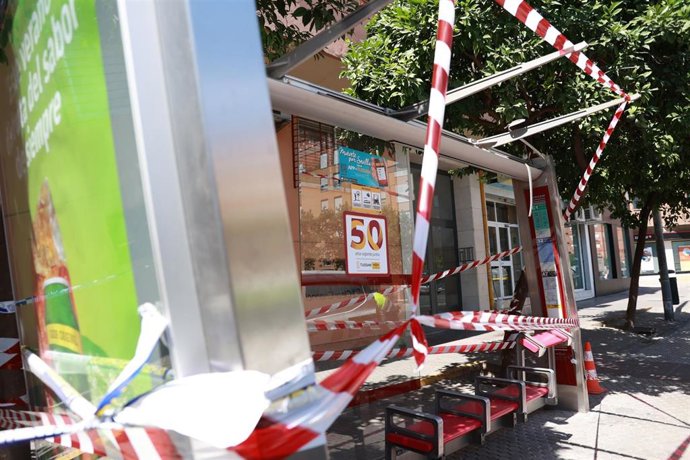 Estado en el que ha quedado la marquesina de José Laguillo tras el impacto de un autobús de Tussam.