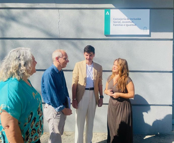 La parlamentaria socialista Verónica Pérez, a las puertas de la Consejería de Inclusión Social, Juventud, Familias e Igualdad.