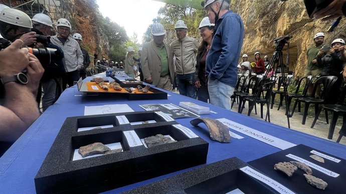 El consejero de Cultura de la Junta de Castilla y León, Gonzalo Santonja junto a los codirectores, Juan Luis Arsuaga,  María Martinón-Torres y José Miguel Carretero.