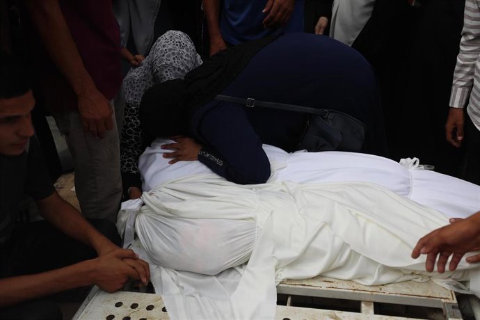 Palestinos junto a varios cadáveres de víctimas de los ataques del Ejército de Israel contra la Franja de Gaza (archivo)