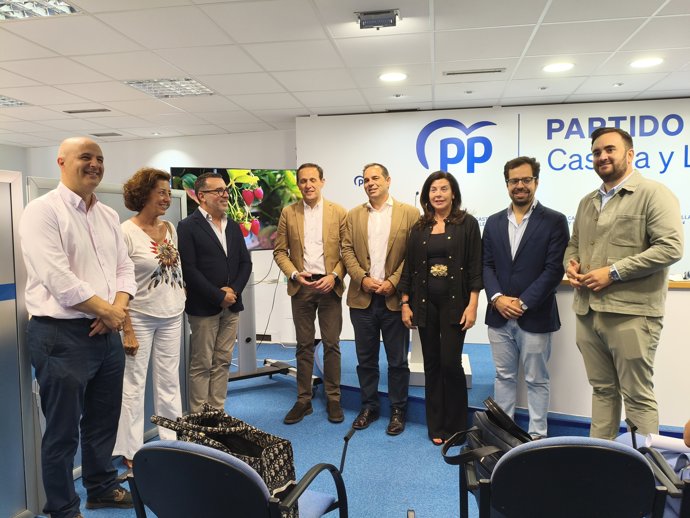 Miembros del PP de Castilla y León, Valladolid, diputados y senadores mantienen un encuentro sobre agricultura.