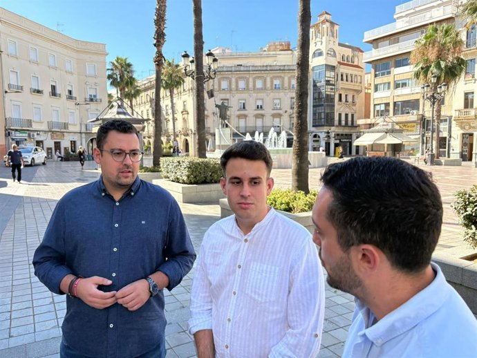 El secretario general de Juventudes Socialistas de Andalucía (JSA), Lázaro Martínez (Izquierda), junto al decretario general de Huelva, Fran Domínguez.
