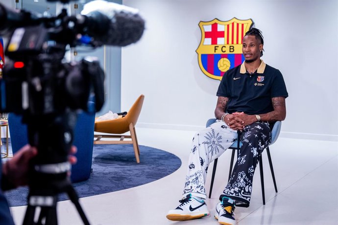 O novo jogador do Barça, Will Clyburn, conversa com a mídia do clube.