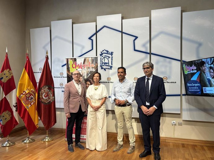 El presidente de Fecosva, Jesús Herreras (i), junto con la directora General de Comercio y Consuma de la JCyL, María Pettit; el diputado de Promoción Agroalimentaria y Consumo, Moisés Santana, y el director de la oficina de Miguel Íscar de Cajamar (d)