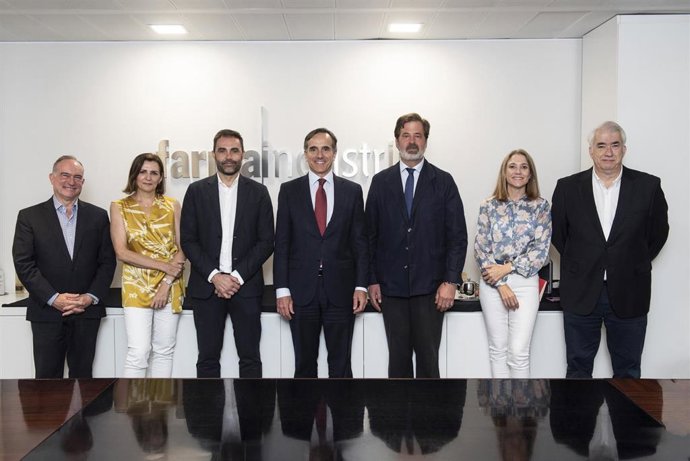 Firma CEOE y Farmaindustria