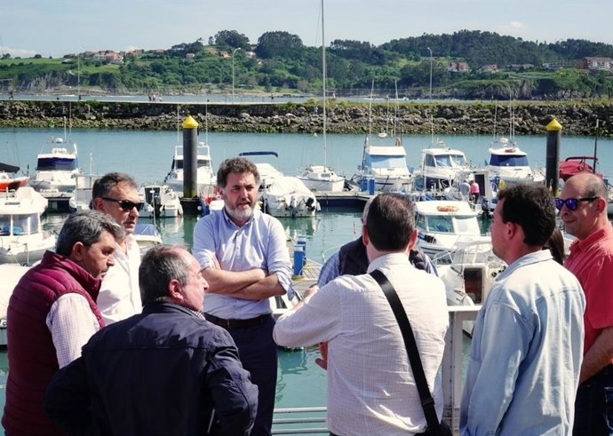 El eurodiputado asturiano del PSOE, Jonás Fernández, en el puerto de Luanco (Asturias).