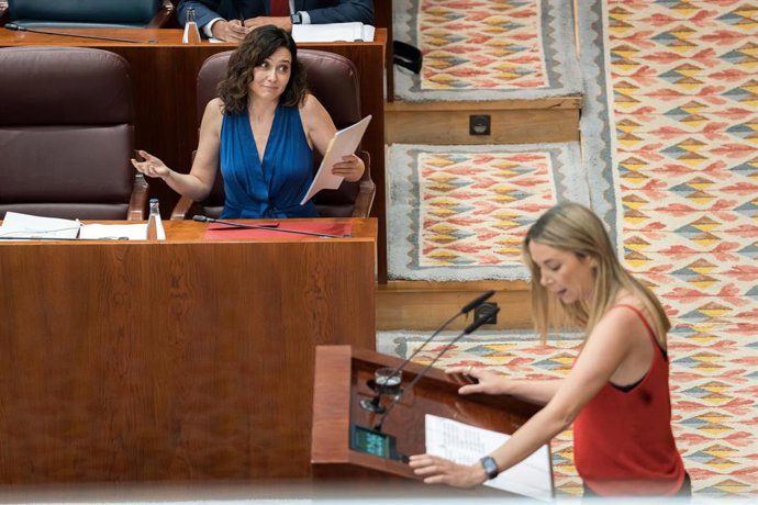 Archivo - La presidenta de la Comunidad de Madrid, Isabel Díaz Ayuso y la portavoz del PSOE en la Asamblea, Mar Espinar, que interviene  durante una sesión plenaria en la Asamblea de Madrid