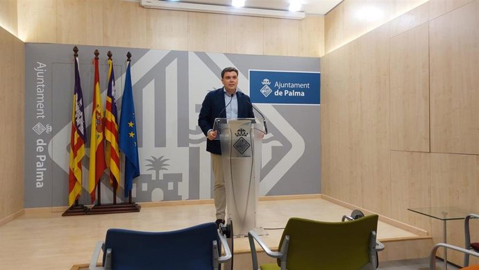 El portavoz adjunto y teniente de alcalde del Ayuntamiento de Palma, Llorenç Bauzà, en rueda de prensa.