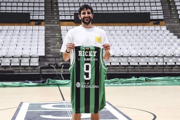 Ricky Rubio, novo jogador do Joventut Badalona, posa com a camiseta no Palau Olympic Badalona em 23 de julho de 2025 em Badalona, Barcelona, Espanha.
