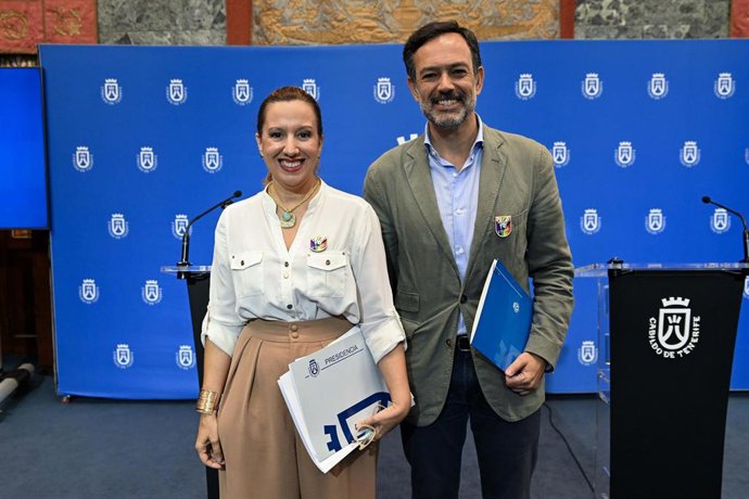La presidenta del Cabildo de Tenerife, Rosa Dávila, y el vicepresidente, Lope Afonso, en una rueda de prensa para dar cuenta de los acuerdos del Consejo de Gobierno