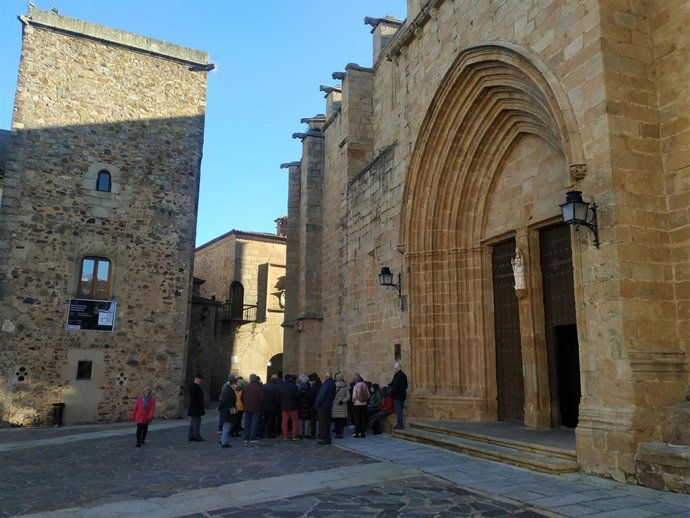 Archivo - Turistas en la plaza de Santa María de Cáceres en una imagen de archivo