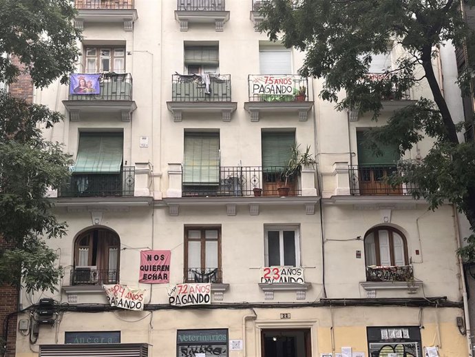 Edificio en la calle General Lacy 22, donde los vecinos han colgado pancartas para protestar por su expulsión.